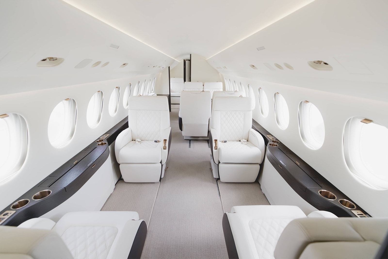 Connecting private flights with luxury travelers